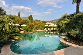 Maison / Villa 'Charmante villa avec jardin privé et piscine' à Carros