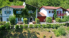 Appartements/Maisons / Villas 'Les collines iduki' à La bastide clairence