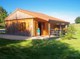 Gîte rural 'Gites en bois à la ferme, au calme, en auvergne, avec piscine chauffée' à Junhac
