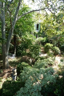Photo Gîte de séjour Villeneuve les avignon Villeneuve les avignon dans un jardin ...