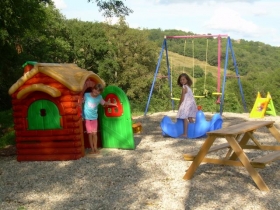 Gîte de séjour 'Roulottes et Gite de Floréna avec piscine en Aveyron' à Firmi