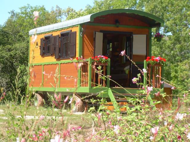 Photo Gte de sjour Firmi Roulottes et gite de florna avec pisc ... 