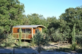 Gîte rural 'Roulottes et Cabanes de charme dans le Sud Ardèche' à Vogué