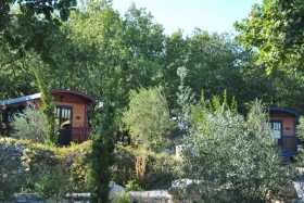 Gîte rural 'Roulottes et Cabanes de charme dans le Sud Ardèche' à Vogué