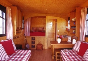 Gîte rural 'Roulottes et Cabanes de charme dans le Sud Ardèche' à Vogué
