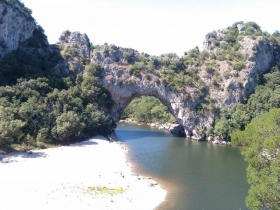 Gîte rural 'Roulottes et Cabanes de charme dans le Sud Ardèche' à Vogué