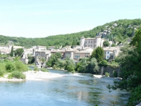 Gîte rural 'Roulottes et Cabanes de charme dans le Sud Ardèche' à Vogué