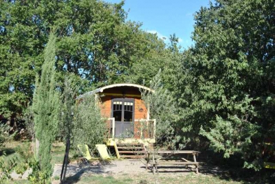 Gîte rural 'Roulottes et Cabanes de charme dans le Sud Ardèche' à Vogué