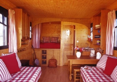 Gîte rural 'Roulottes et Cabanes de charme dans le Sud Ardèche' à Vogué