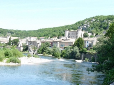 Gîte rural 'Roulottes et Cabanes de charme dans le Sud Ardèche' à Vogué