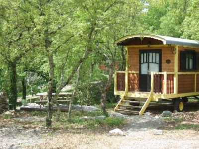 Gîte rural 'Roulottes et Cabanes de charme dans le Sud Ardèche' à Vogué