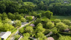 Gîte rural chalet 'Les Chalets de La Noyeraie' à Castels & bezenac