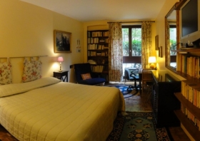 Studio / Appartement 'Paris 5ème – location saisonnière d’un appartement meublé de standing de 65 m² avec jardin privatif de 35 m². ' à Paris