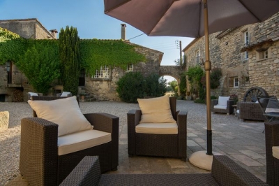 Domaine avec chambres/gîtes 'Mas de la rivoire' à Villevieille