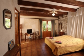 Chambre d'hôte 'Mas derrière  château' à Les baux de provence