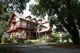Maison d'hôtes et hébergement insolite 'Demeure rosa enia Pays Basque' à Cambo les bains