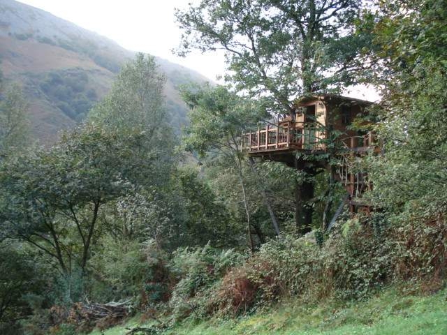 Véritables cabanes perchées 'Legordia borda' à Itxassou