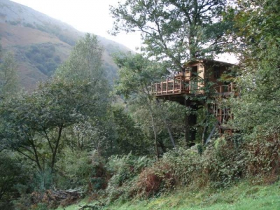 Véritables cabanes perchées 'Legordia borda' en Pyrenees Atlantiques