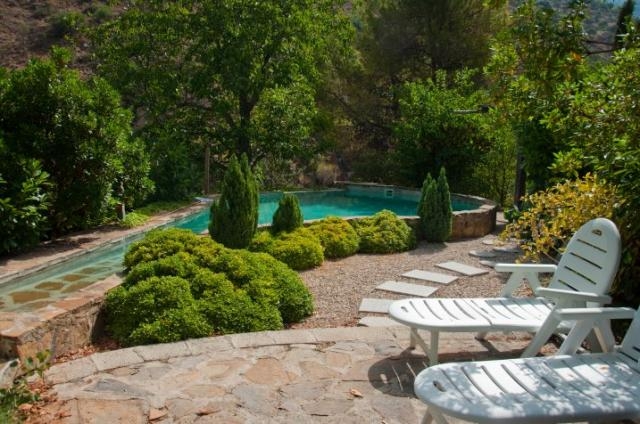Casa de piedra, aislada,con jardin y piscina rebosante 'La Casita en el jardin frente a la cascada.' à Torres jaen