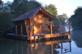 Cabanes sur l'eau 'Village flottant ' à Pressac