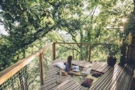 Cabanes perchées avec spa 'Cabane spa pella roca' à Labastide de penne