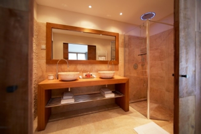 Chambre avec jacuzzi privatif 'L'amoureuse suite & spa' à Puget