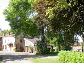 Domaine de 2 gîtes  'La croisée verte' à Veyrines de vergt