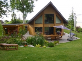 Maison en bois écologique dans un parc arbore 'Les chambres d'oriane' à Chessy