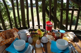 Cabanes dans les arbres et Spa 'La cabane du perche' à Saint mard de reno