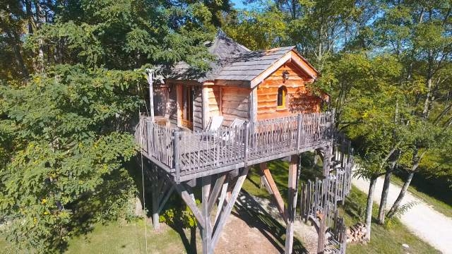Cabane dans les arbres 'Domaine ecÔtelia' à Le nizan