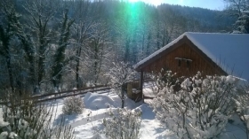 Le chalet et de plein pied, il y a juste 4 marches pour y accéder 'Au pas du comtois' à Les premiers sapins