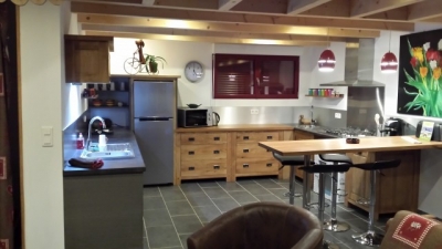 Le chalet et de plein pied, il y a juste 4 marches pour y accéder 'Au pas du comtois' dans le Doubs