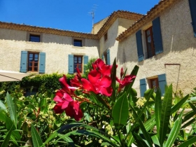 Chambres d'hôtes et un gîte 'Le Mas de la Soie' à Violes
