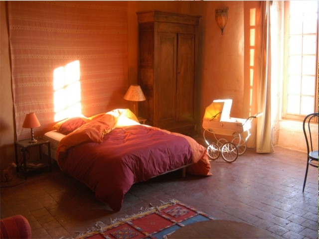 Grande chambre avec un grand lit et un canapế convertible, plus un lit bébé.  'Chanceaux : jolie chambre d'hôte' à Chanceaux