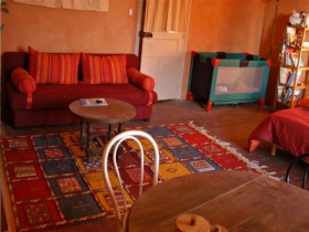 Grande chambre avec un grand lit et un canapế convertible, plus un lit bébé.  'Chanceaux : jolie chambre d'hôte' à Chanceaux