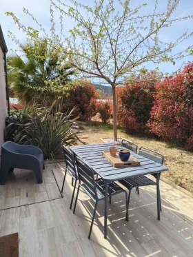 Grande chambre d'hôtes pour 2 personnes. 'Le pavillon des pivoines ' à Hyères
