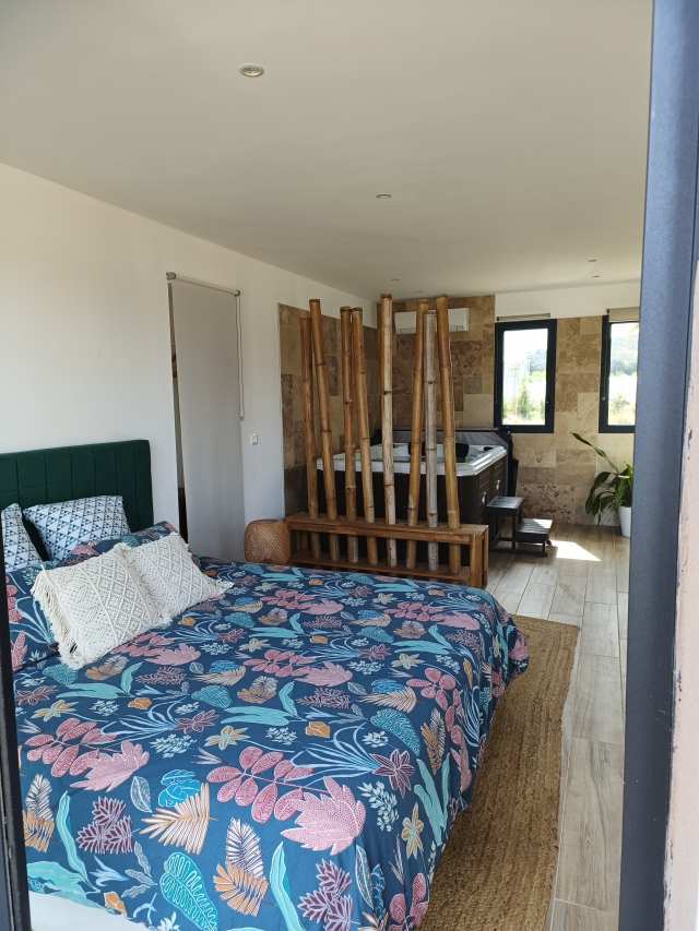 Photo Grande chambre d'hôtes pour 2 personnes. Hyères Le pavillon des pivoines