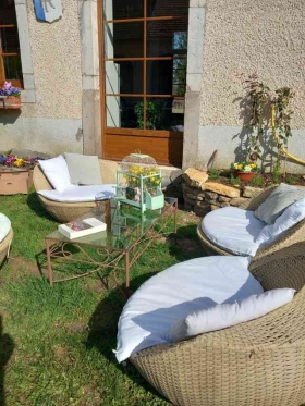 Chambre 2 personnes avec salle de bains privées  'Maison d'hôtes l'école' à Tournedoz