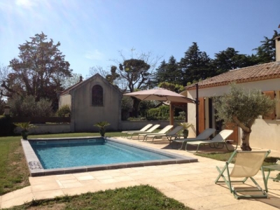 Villa 'Maison de charme en Provence, calme au milieu des vignes, piscine et tennis' dans le Gard