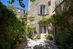 'Le mûrier à vaison-la-romaine' à Vaison-la-romaine