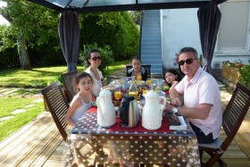 Petit déjeuner servi dans le jardin