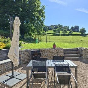 Gite à la ferme 'GITE DU CHAMP BON' à Le-chambon-feugerolles