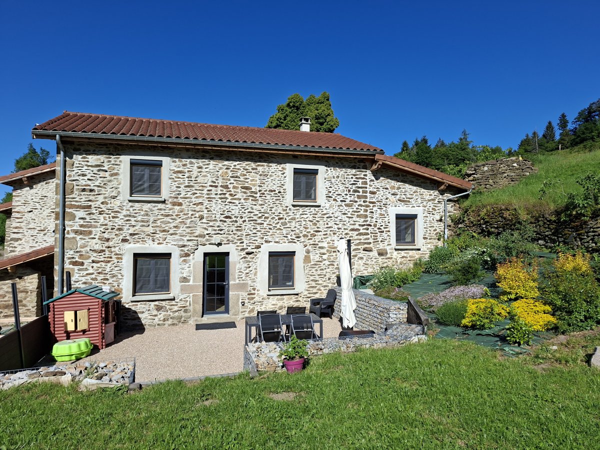 Gite à la ferme 'GITE DU CHAMP BON' à Le-chambon-feugerolles