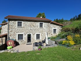 Gite à la ferme 'GITE DU CHAMP BON' à Le-chambon-feugerolles