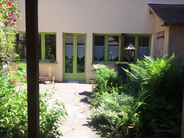 Faade de la maisonnette sur cour-terrasse ferme 