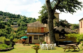 Gîte rural 'Les Copains à Bord: restaurant, chambres d'hotes , roulottes, gites et auberge' à St julien d'arpaon