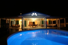 Maison / Villa 'Villa de luxe Front de mer Guadeloupe 12 pers: accolée au Golf de St François' à Saint francois