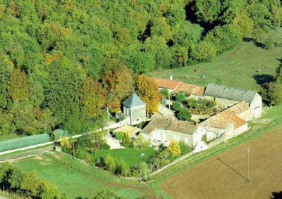 Chambre d'hôte 'Domaine de la Barraque, Auberge Medievale avec chambres et dortoir, pres Viaduc Millau' à Saint-Georges-de-Luzençon