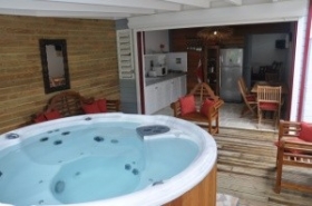 Gîte rural 'A 150m de la plage et du surf, à 5mn à pied du plus beau lagon de la Guadeloupe Bois Jolan T2 de Charme avec Jacuzzi, T3 duplex de charme 6 couchages, Studios, piscine,  recommandés par le guide du routard,et à proximité à pied de 3 plages lagons turquois' à Ste-anne