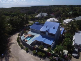 A 150m de la plage et du surf, à 5mn à pied du plus beau lagon de la Guadeloupe Bois Jolan T2 de Charme avec Jacuzzi, T3 duplex de charme 6 couchages, Studios, piscine,  recommandés par le guide du routard,et à proximité à pied de 3 plages lagons turquois